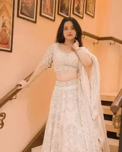 Escort Nakhatrana